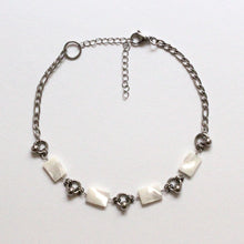 Load image into Gallery viewer, Pearly Haze Necklace
